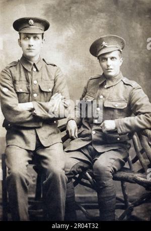 Deux soldats de la première Guerre mondiale, un chauffeur dans le corps de service de l'Armée et un soldat dans le corps de canon à machines vers 1915. Banque D'Images