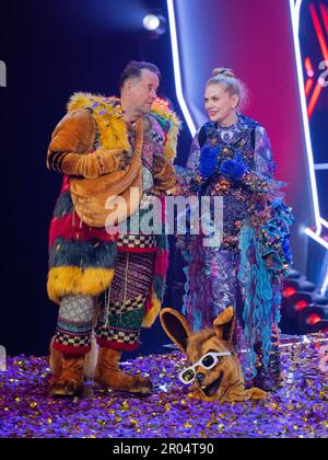 Cologne, Allemagne. 06th mai 2023. Jan Josef Liefers, acteur, et sa femme Anna Loos, actrice, sont sur scène dans la finale de l'émission ProSieben 'The masqué Singer'. Credit: Rolf Vennenbernd/dpa/Alay Live News Banque D'Images