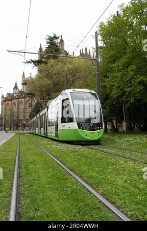 Vitoria, Espagne - 14 avril 2022 : tramway électrique circulant sur des voies couvertes d'herbe à travers la ville de Vitoria, Pais Vasco, Espagne Banque D'Images