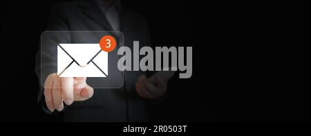 E-mail pour la communication d'entreprise et le marketing numérique : boîte de réception virtuelle recevant des alertes de message électronique et homme d'affaires en interaction avec des e-mails sur un Banque D'Images