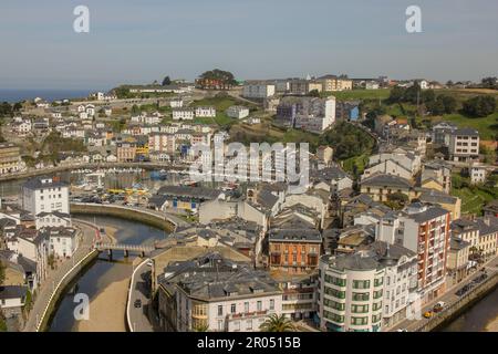 Vue sur la rivière et le port de Luarca dans les Asturies, Espagne Banque D'Images