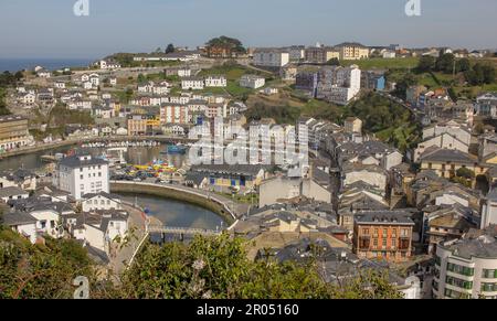 Belle vue sur le port de Luarca dans les Asturies, en Espagne, sur la côte Cantabrique Banque D'Images