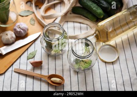 Vider les pots en verre et les ingrédients préparés pour la mise en conserve sur la nappe, vue ci-dessus Banque D'Images