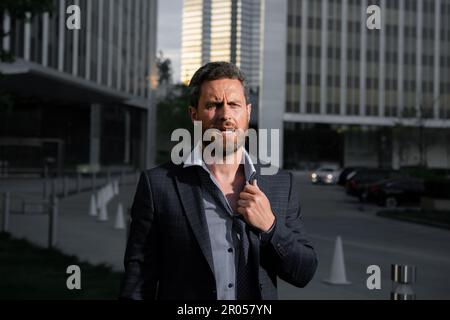 Homme d'affaires surtravaillé. Hurlant, un homme d'affaires furieux devient fou. Mauvaises nouvelles d'affaires. Banque D'Images