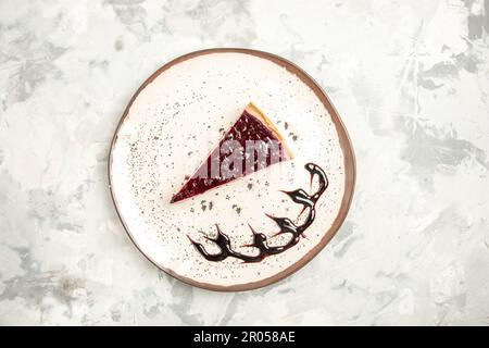 vue de dessus tranche de cheesecake délicieux à l'intérieur de l'assiette sur fond blanc gâteau cookie gâteau biscuit sucré glace glace crème thé tarte dessert Banque D'Images