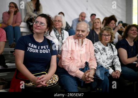 New York, États-Unis. 06th mai 2023. Une femme porte une chemise portant la mention « est-ce que je mets votre chien » tout en regardant les chiens participer à la compétition d'agilité lors des événements du Canine Celebration Day au Westminster Kennel Club Dog Show 147th qui a lieu au centre de tennis national de l'USTA Billie Jean King à Flushing Meadows-Corona Park à Queens, New York, samedi 6 mai 2023. (Photo par Anthony Behar/Sipa USA) crédit: SIPA USA/Alay Live News Banque D'Images