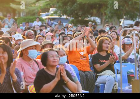 Chanthaburi, Thaïlande. 6th mai 2023. Le parti Move Forward organise la Caravane Move Forward, toutes les routes mènent à la Maison du gouvernement : La ligne de la région de l'est, faisant campagne sur le dernier tronçon avant le jour de l'élection générale, dimanche, 14 mai, dans la soirée au district de pong Nam Ron, province de Chanthaburi, avec Pita Limjaroenrat, un candidat pour le Premier ministre, a participé à la campagne. (Credit image: © Edirach Toumlamoon/Pacific Press via ZUMA Press Wire) USAGE ÉDITORIAL SEULEMENT! Non destiné À un usage commercial ! Banque D'Images