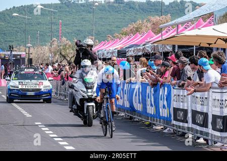 Fossacesia, Italie. 06th mai 2023. Alessandro de Marchi, d'Italie, et Team Jayco-Alula poussent lors de la phase 1 du 106th Giro d'Italia 2023 à Costa dei Trabocchi. (Photo par Elena Vizoca/SOPA Images/Sipa USA) crédit: SIPA USA/Alay Live News Banque D'Images