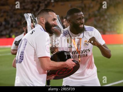 6th mai 2023; Stade de la Cartuja, Séville, Espagne, finale espagnole de football de Copa del Rey, Real Madrid contre Osasuna; Benzema célèbre son équipe qui remporte le titre Banque D'Images