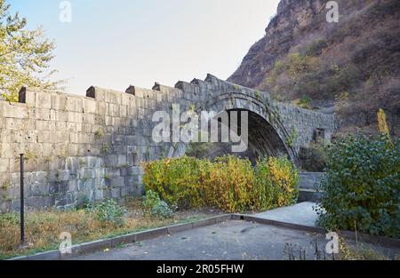La belle ancienne ville minière d'Alaverdi, Arménie construite le long du canyon Debed Banque D'Images