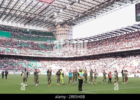 Milan, Italie. 06th mai 2023. Italie, Milan, mai 6 2023: joueur de l'AC Milan saluez les fans après la victoire à la fin du jeu de football AC MILAN vs SS LAZIO, Serie A Tim 2022-2023 day34 San Siro stade (photo de Fabrizio Andrea Bertani/Pacific Press) Credit: Pacific Press Media production Corp./Alay Live News Banque D'Images