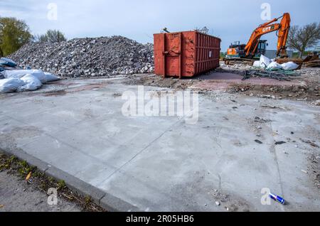 Schwerin, Allemagne. 04th mai 2023. Une pelle hydraulique se trouve devant les vestiges de la maison de réfugiés qui a brûlé en 19.10.2022 et qui a depuis été démolie. (Photo aérienne prise avec un drone) le 10.05.2023, le procès de l'homme prétendument responsable de l'incendie commencera au tribunal régional de Schwerin. Selon l'acte d'accusation, le pompier de 32 ans aurait mis le feu au toit de chaume de l'ancien hôtel, qui au moment du crime a été utilisé comme logement pour les réfugiés d'Ukraine. Credit: Jens Büttner/dpa/Alay Live News Banque D'Images
