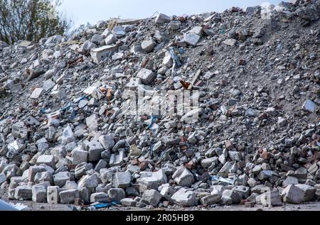 Schwerin, Allemagne. 04th mai 2023. Une montagne de débris de construction se trouve sur le site de la maison de réfugiés qui a brûlé le 19 octobre 2022 et qui a depuis été démolie. Le 10.05.2023, le procès de l'homme présumé responsable de l'incendie commence devant le tribunal régional de Schwerin. Selon l'acte d'accusation, le pompier de 32 ans aurait mis le feu au toit de chaume de l'ancien hôtel, qui au moment du crime a été utilisé comme logement pour les réfugiés d'Ukraine. Credit: Jens Büttner/dpa/Alay Live News Banque D'Images