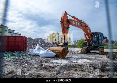 Schwerin, Allemagne. 04th mai 2023. Une pelle hydraulique se trouve devant les vestiges de la maison de réfugiés qui a brûlé en 19.10.2022 et qui a depuis été démolie. (Photo aérienne prise avec un drone) le 10.05.2023, le procès de l'homme prétendument responsable de l'incendie commencera au tribunal régional de Schwerin. Selon l'acte d'accusation, le pompier de 32 ans aurait mis le feu au toit de chaume de l'ancien hôtel, qui au moment du crime a été utilisé comme logement pour les réfugiés d'Ukraine. Credit: Jens Büttner/dpa/Alay Live News Banque D'Images