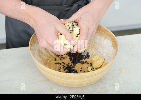 les hommes chefs font de la pâte à biscuits avec de la chapelure de chokolate. vue rapprochée Banque D'Images