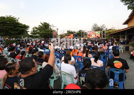 Chanthaburi, Thaïlande. 6th mai 2023. Le parti Move Forward organise la Caravane Move Forward, toutes les routes mènent à la Maison du gouvernement : La ligne de la région de l'est, faisant campagne sur le dernier tronçon avant le jour de l'élection générale, dimanche, 14 mai, dans la soirée au district de pong Nam Ron, province de Chanthaburi, avec Pita Limjaroenrat, un candidat pour le Premier ministre, a participé à la campagne. (Credit image: © Edirach Toumlamoon/Pacific Press via ZUMA Press Wire) USAGE ÉDITORIAL SEULEMENT! Non destiné À un usage commercial ! Banque D'Images