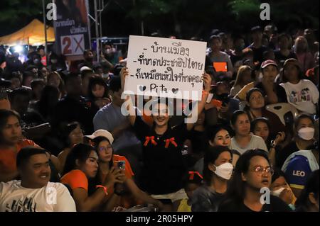 Chanthaburi, Thaïlande. 6th mai 2023. Le parti Move Forward organise la Caravane Move Forward, toutes les routes mènent à la Maison du gouvernement : La ligne de la région de l'est, faisant campagne sur le dernier tronçon avant le jour de l'élection générale, dimanche, 14 mai, dans la soirée au district de pong Nam Ron, province de Chanthaburi, avec Pita Limjaroenrat, un candidat pour le Premier ministre, a participé à la campagne. (Credit image: © Edirach Toumlamoon/Pacific Press via ZUMA Press Wire) USAGE ÉDITORIAL SEULEMENT! Non destiné À un usage commercial ! Banque D'Images