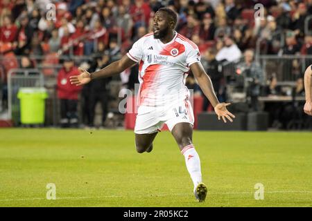 Toronto, Ontario, Canada. 6th mai 2023. Jozy Altidore #14 en action pendant le jeu MLS entre le Toronto FC et la révolution de la Nouvelle-Angleterre au terrain BMO à Toronto. Le jeu a terminé 0-2 (Credit image: © Angel Marchini/ZUMA Press Wire) USAGE ÉDITORIAL SEULEMENT! Non destiné À un usage commercial ! Banque D'Images