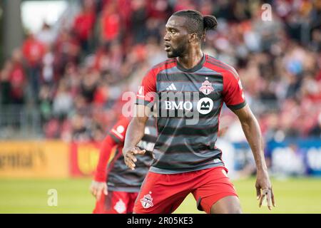 Toronto, Ontario, Canada. 6th mai 2023. C.-À-J. Sapong #9 en action pendant le jeu MLS entre le Toronto FC et la révolution de la Nouvelle-Angleterre au terrain BMO à Toronto. Le jeu a terminé 0-2 (Credit image: © Angel Marchini/ZUMA Press Wire) USAGE ÉDITORIAL SEULEMENT! Non destiné À un usage commercial ! Banque D'Images