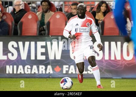 Toronto, Ontario, Canada. 6th mai 2023. Emmanuel Boateng #18 en action pendant le jeu MLS entre le FC de Toronto et la révolution de la Nouvelle-Angleterre au terrain BMO à Toronto. Le jeu a terminé 0-2 (Credit image: © Angel Marchini/ZUMA Press Wire) USAGE ÉDITORIAL SEULEMENT! Non destiné À un usage commercial ! Banque D'Images