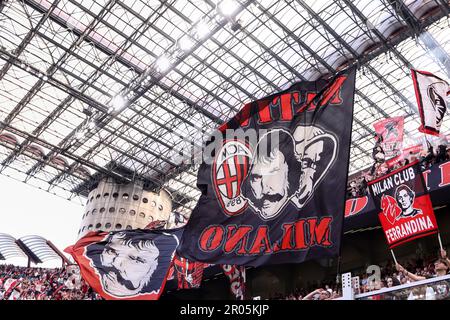 Milan, Italie. 6th mai 2023. Italie, Milan, mai 6 2023: Les supporters de l'AC Milan ondulent les drapeaux et les bannières dans les stands pendant le jeu de football AC MILAN vs SS LAZIO, série A Tim 2022-2023 day34 San Siro stade (Credit image: © Fabrizio Andrea Bertani/Pacific Press via ZUMA Press Wire) USAGE ÉDITORIAL SEULEMENT! Non destiné À un usage commercial ! Banque D'Images