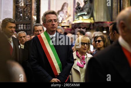 6 mai 2023, Naples, Campanie/Naples, Italie: NAPLES, ITALIE - 05/06/2023: .Le maire de Naples Gaetano Manfredi.San Gennaro a réalisé le miracle: À 17,03 l'archevêque de Naples don Mimmo Battaglia a annoncé la liquéfaction du sang du patron de Naples. Le miracle attendu le samedi qui précède le premier dimanche de mai est accompagné d'une procession qui part de la cathédrale et traverse l'ancien centre de la ville, se terminant dans la basilique de Santa Chiara. (Credit image: © Alessandro Barone/Pacific Press via ZUMA Press Wire) USAGE ÉDITORIAL SEULEMENT! Pas pour Comm Banque D'Images