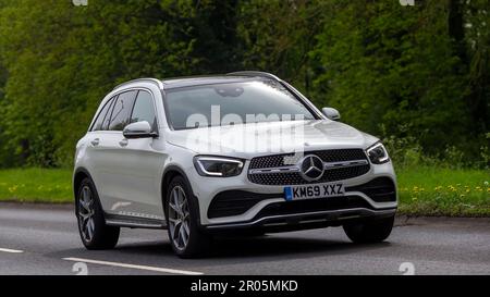 Stony Stratford, Bucks, Royaume-Uni - 30 avril 2023. 2019 Mercedes-BENZ GLC 300 AMG blanc voyageant sur une route de campagne anglaise. Banque D'Images