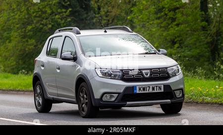 Stony Stratford, Bucks, Royaume-Uni - 30 avril 2023. 2017 argent DACIA SANDERO voyageant sur une route de campagne anglaise Banque D'Images