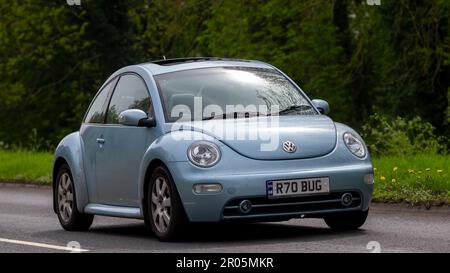 Stony Stratford, Bucks, Royaume-Uni - 30 avril 2023. 2003 bleu Volkswagen Beetle voiture classique voyageant sur une route de campagne anglaise. Banque D'Images