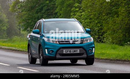 Stony Stratford, Bucks, Royaume-Uni - 30 avril 2023. 2016 turquoise SUZUKI VITARA voyageant sur une route de campagne anglaise Banque D'Images