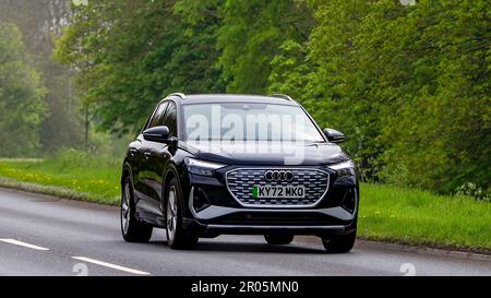 Stony Stratford, Bucks, Royaume-Uni - 30 avril 2023. 2022 noir AUDI Q4 E-TRON S LIGNE 35 voiture électrique voyageant sur une route de campagne anglaise. Banque D'Images