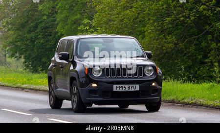 Stony Stratford, Bucks, Royaume-Uni - 30 avril 2023. 2015 JEEP NOIR RENEGADE voyageant sur une route de campagne anglaise Banque D'Images