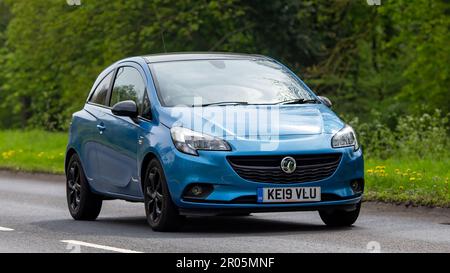Stony Stratford, Bucks, Royaume-Uni - 30 avril 2023. 2019 bleu VAUXHALL CORSA GRIFFIN voyageant sur une route de campagne anglaise. Banque D'Images