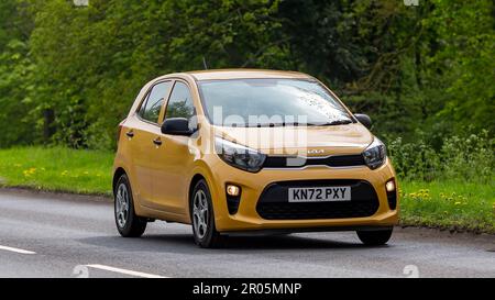 Stony Stratford, Bucks, Royaume-Uni - 30 avril 2023. 2022 jaune KIA PICANTO petite voiture à hayon voyageant sur une route de campagne anglaise. Banque D'Images