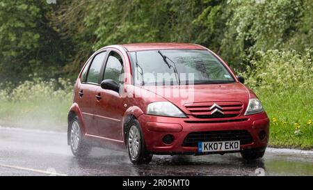 Stony Stratford, Bucks, Royaume-Uni - 6 mai 2023. 2007 rouge CITROEN C3 conduite sous la pluie Banque D'Images