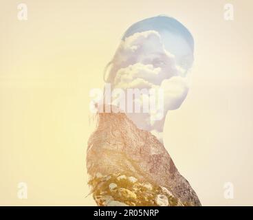 Femme, nature et double exposition en portrait avec montagne, nuages ou ciel arrière-plan sur l'aventure. Superposition fille, visage ou holographique pour plus de liberté Banque D'Images