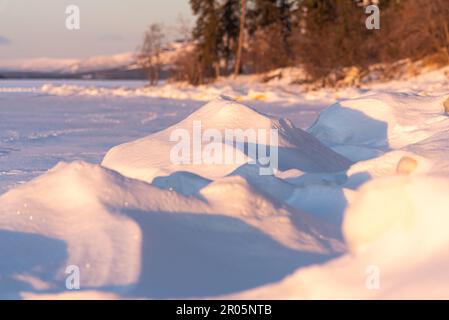 L'hiver, les magnifiques levers de l'arctique sont vus pendant un hiver profond dans le nord du Canada avec des roses pastel qui frappent la scène du paysage en contrebas. Le tourisme sauvage. Banque D'Images