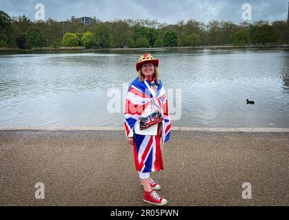 Londres, Royaume-Uni. 6th mai 2023. Une femme enveloppée dans un drapeau Union Jack le jour du couronnement, Hyde Park. Les Britanniques ont bravé le mauvais temps pour avoir un aperçu du Red Arrows flipper à Londres. (Credit image: © Laura Chiesa/Pacific Press via ZUMA Press Wire) USAGE ÉDITORIAL SEULEMENT! Non destiné À un usage commercial ! Banque D'Images