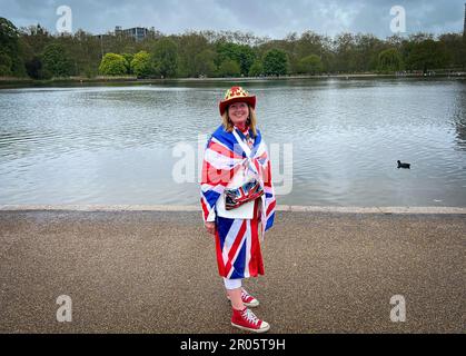 Londres, Royaume-Uni. 06th mai 2023. Une femme enveloppée dans un drapeau Union Jack le jour du couronnement, Hyde Park. Les Britanniques ont bravé le mauvais temps pour avoir un aperçu du Red Arrows flipper à Londres. (Photo de Laura Chiesa/Pacific Press) Credit: Pacific Press Media production Corp./Alay Live News Banque D'Images