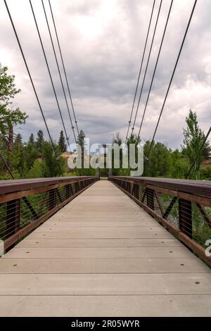 Le pont sa Teekh Wa traverse la rivière Chewuch près de la confluence avec la rivière Methow à Winthrop, Washington, États-Unis. Banque D'Images