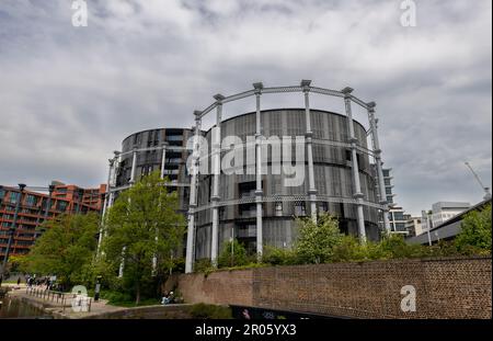 Londres. ROYAUME-UNI- 05.04.2023. Vue sur la rue des bâtiments 10 et 11 du Gasholder construits dans les cadres des réservoirs de stockage de gaz déclassés. Banque D'Images