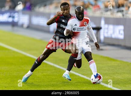 Toronto, Canada. 6th mai 2023. Richie Laryea (L) du FC Toronto vit avec Emmanuel Boateng de la Révolution de la Nouvelle-Angleterre lors de leur match de soccer de la Ligue majeure (MLS) de 2023 à BMO Field, à Toronto, au Canada, en 6 mai 2023. Credit: Zou Zheng/Xinhua/Alamy Live News Banque D'Images