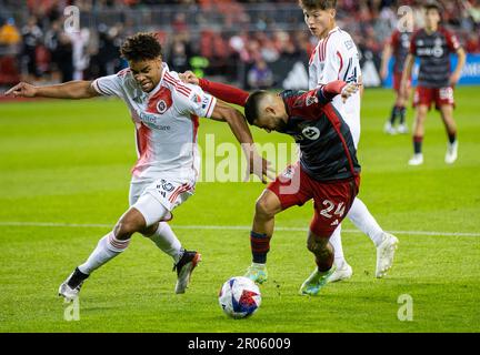 Toronto, Canada. 6th mai 2023. Lorenzo Insigne (front R) du Toronto FC rivalise avec Brandon Bye de la révolution de la Nouvelle-Angleterre lors de leur match de football de ligue majeure (MLS) de 2023 à BMO Field, à Toronto, au Canada, en 6 mai 2023. Credit: Zou Zheng/Xinhua/Alamy Live News Banque D'Images