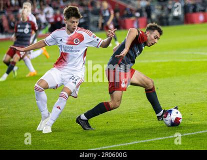 Toronto, Canada. 6th mai 2023. Kobe Franklin (R) du Toronto FC rivalise avec Esmir Bajraktarevic de la révolution de la Nouvelle-Angleterre lors de leur match de football de la Ligue majeure (MLS) de 2023 à BMO Field, à Toronto, au Canada, en 6 mai 2023. Credit: Zou Zheng/Xinhua/Alamy Live News Banque D'Images