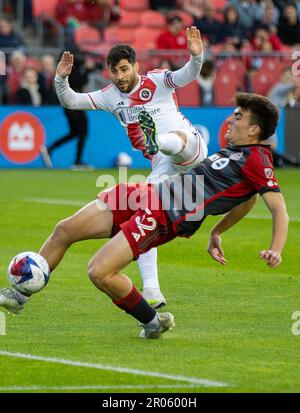 Toronto, Canada. 6th mai 2023. Alonso Coello (devant) du Toronto FC rivalise avec Carles Gil de la révolution de la Nouvelle-Angleterre lors de leur match de football de la Ligue majeure (MLS) de 2023 à BMO Field, à Toronto, au Canada, en 6 mai 2023. Credit: Zou Zheng/Xinhua/Alamy Live News Banque D'Images