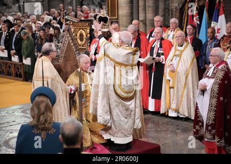 Le roi Charles III reçoit la couronne St Edward lors de sa cérémonie de couronnement à l'abbaye de Westminster, Londres, Grande-Bretagne, 6 mai 2023. Charles III a été le samedi couronné monarque du Royaume-Uni (Royaume-Uni) et 14 autres royaumes du Commonwealth dans le premier couronnement du Royaume-Uni depuis 1953 à l'abbaye de Westminster dans le centre de Londres. Banque D'Images