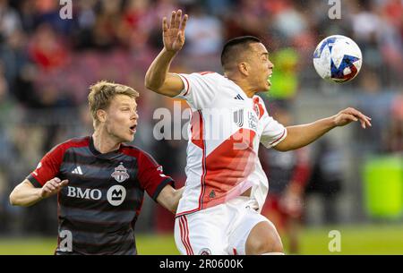 Toronto, Canada. 6th mai 2023. Bobby Wood (R) de la révolution de la Nouvelle-Angleterre vit avec Sigurd Rosted du FC de Toronto lors de leur match de football de ligue majeure (MLS) de 2023 à BMO Field à Toronto, Canada, 6 mai 2023. Credit: Zou Zheng/Xinhua/Alamy Live News Banque D'Images