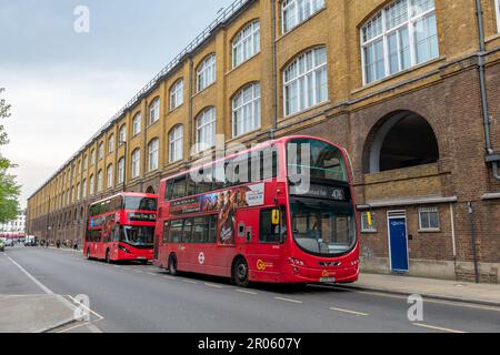 Londres. ROYAUME-UNI- 05.04.2023. Le côté de la vieille section de la gare de King's Cross avec des bus rouges à impériale. Banque D'Images