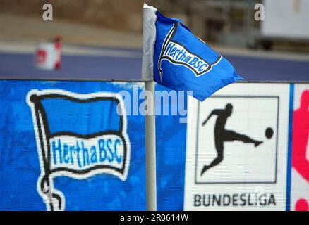 Berlin, Allemagne. 06th mai 2023. Football: Bundesliga, Hertha BSC - VfB Stuttgart, Matchday 31, Olympiastadion, le drapeau d'angle est devant la Bundesliga et le logo du club. Crédit : Soeren Stache/dpa - REMARQUE IMPORTANTE : Conformément aux exigences de la DFL Deutsche Fußball Liga et de la DFB Deutscher Fußball-Bund, il est interdit d'utiliser ou d'avoir utilisé des photos prises dans le stade et/ou du match sous forme de séquences et/ou de séries de photos de type vidéo./dpa/Alay Live News Banque D'Images