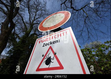 Chorin, Allemagne. 28th avril 2023. Un panneau « attention ! Tiques !' Se trouve à l'entrée du parc du monastère de Chorin. Crédit : Soeren Stache/dpa/Alay Live News Banque D'Images